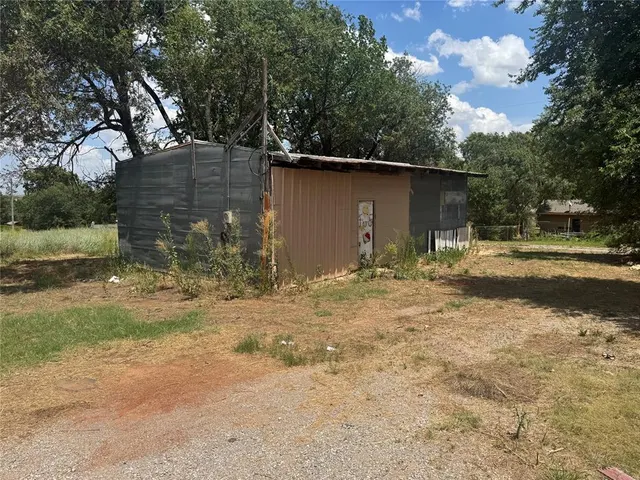 Photo 4 — 701 N 6th Street, Clinton, OK 73601
