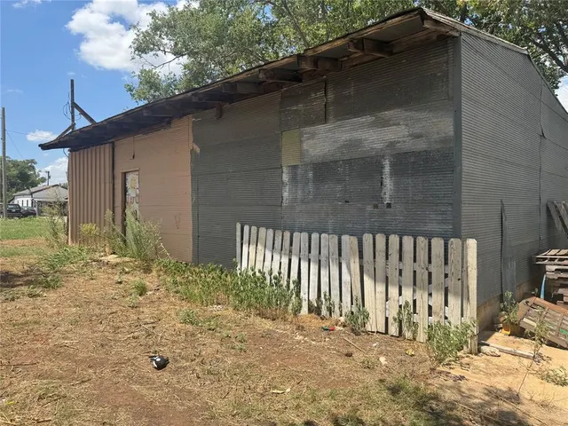 Photo 5 — 701 N 6th Street, Clinton, OK 73601