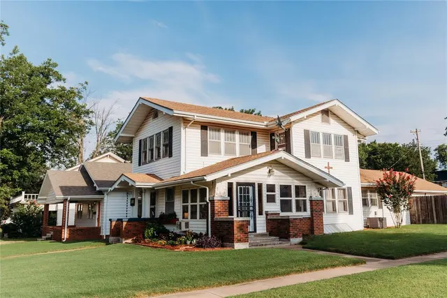 Front exterior — 302 W 9th Street, Chandler, OK 74834