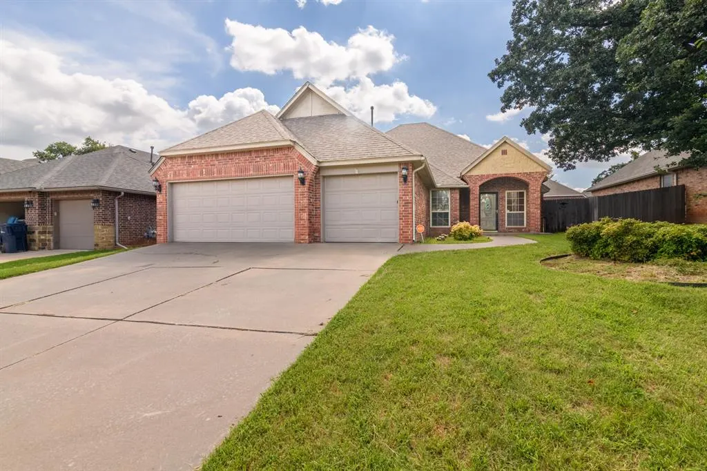 Photo 2 — 11805 Gwendolyn Lane, Oklahoma City, OK 73131