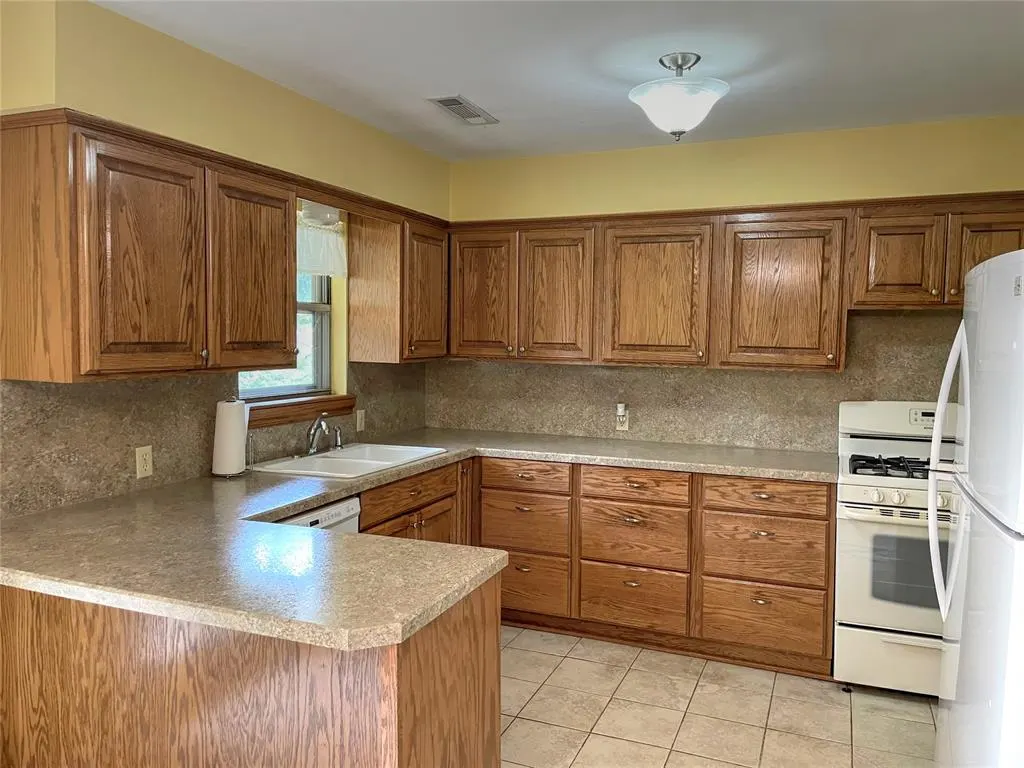 Photo 5 — 714 Kimberly Road, Tecumseh, OK 74873