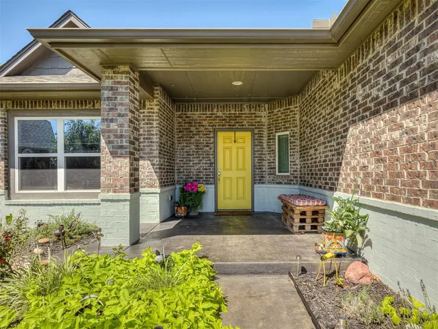 Photo 3 — 5401 St James Place, Oklahoma City, OK 73179