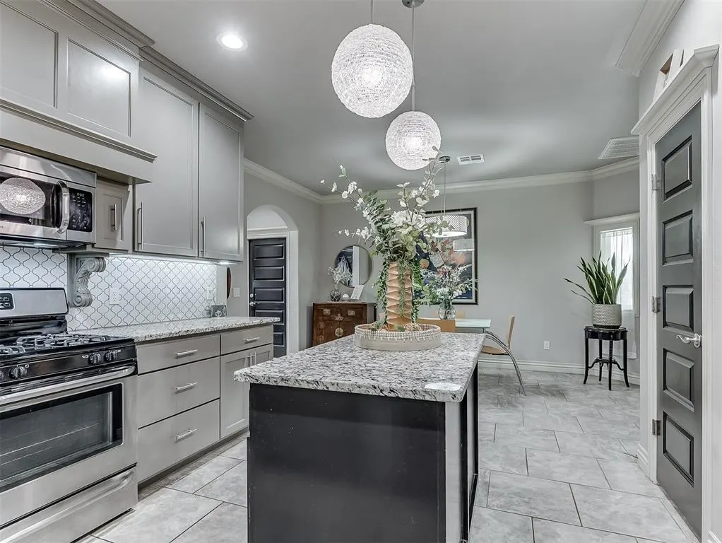 Photo 13 — 5401 St James Place, Oklahoma City, OK 73179