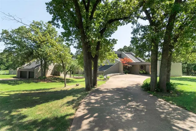 Photo 2 — 1704 Woodhill Road, Edmond, OK 73025