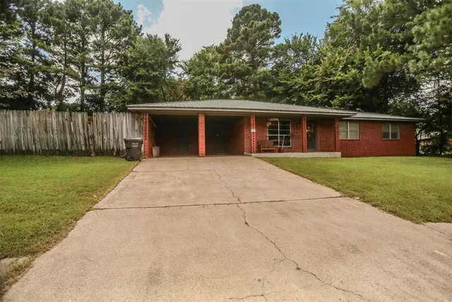 Photo 4 — 1702 SE Adams Street, Idabel, OK 74745
