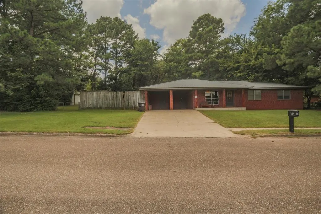 Photo 2 — 1702 SE Adams Street, Idabel, OK 74745