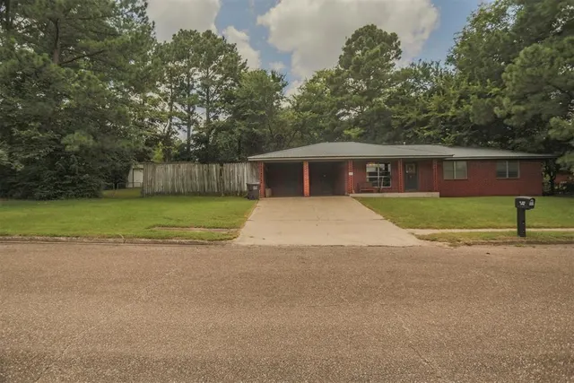 Photo 2 — 1702 SE Adams Street, Idabel, OK 74745