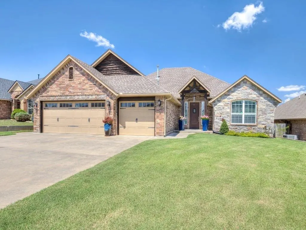 Photo 2 — 10841 Sara Court, Midwest City, OK 73130
