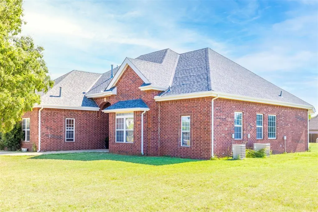 Photo 2 — 604 Konner Circle, Sayre, OK 73662