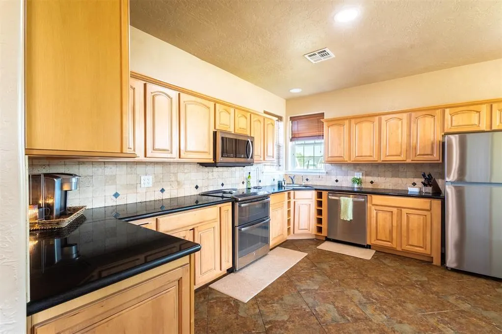 Photo 12 — 604 Konner Circle, Sayre, OK 73662