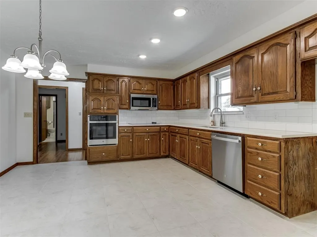 Photo 13 — 531 S Berry Road, Norman, OK 73069