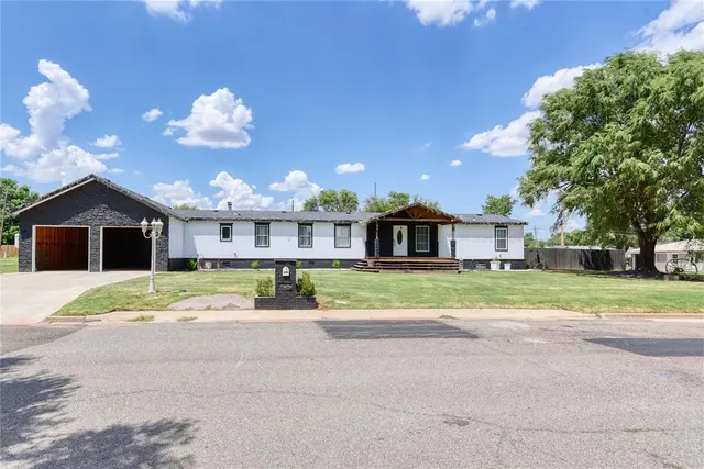Front exterior — 1317 W 8th Street, Elk City, OK 73644