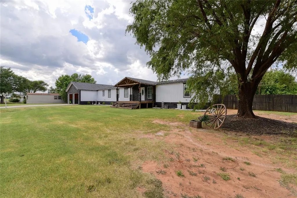 Photo 2 — 1317 W 8th Street, Elk City, OK 73644