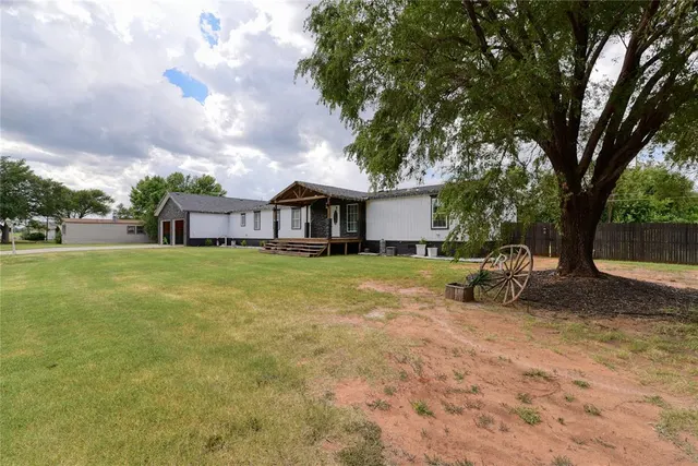 Photo 2 — 1317 W 8th Street, Elk City, OK 73644