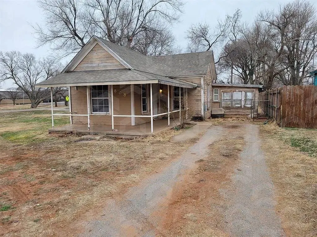 Front exterior — 808 W B Avenue, Elk City, OK 73644