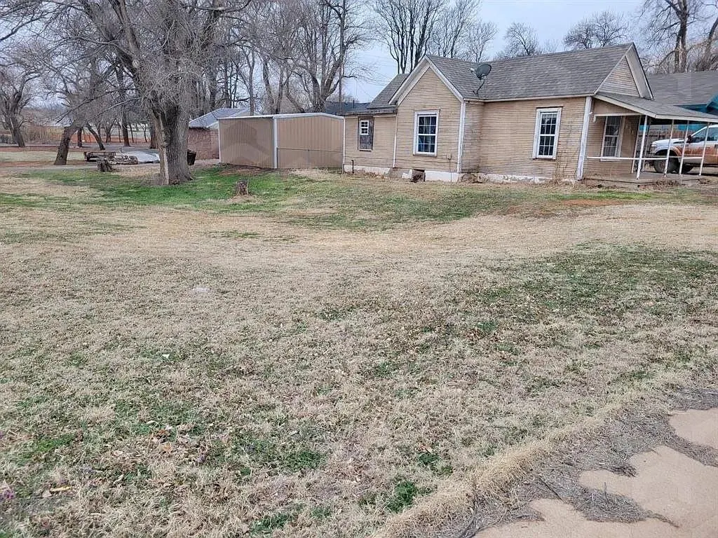 Photo 2 — 808 W B Avenue, Elk City, OK 73644