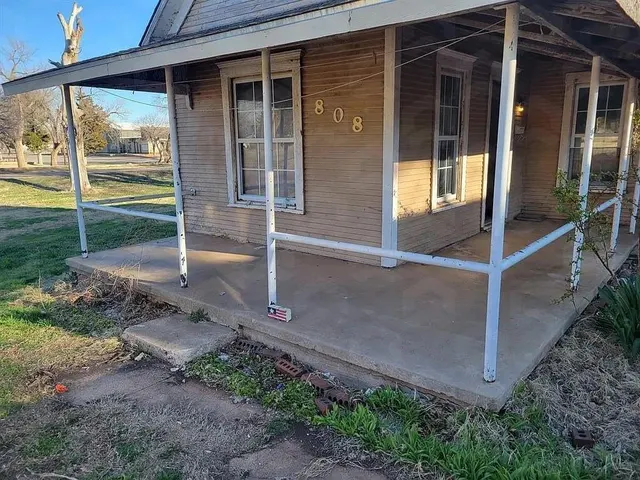 Photo 3 — 808 W B Avenue, Elk City, OK 73644