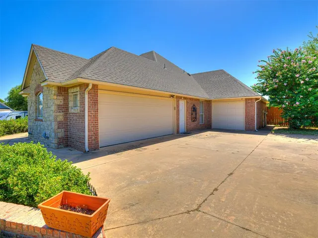 Photo 8 — 680 Silver Tree Drive, Choctaw, OK 73020