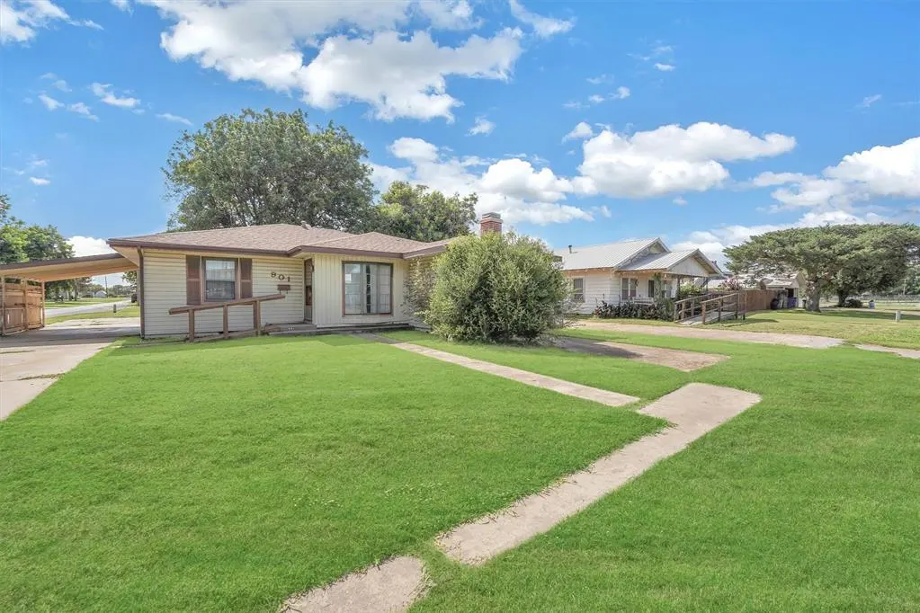 Front exterior — 901 N N. Michigan Avenue, Mangum, OK 73554