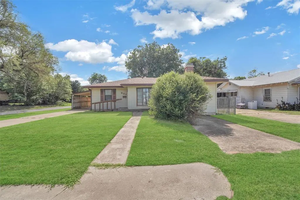 Photo 2 — 901 N N. Michigan Avenue, Mangum, OK 73554