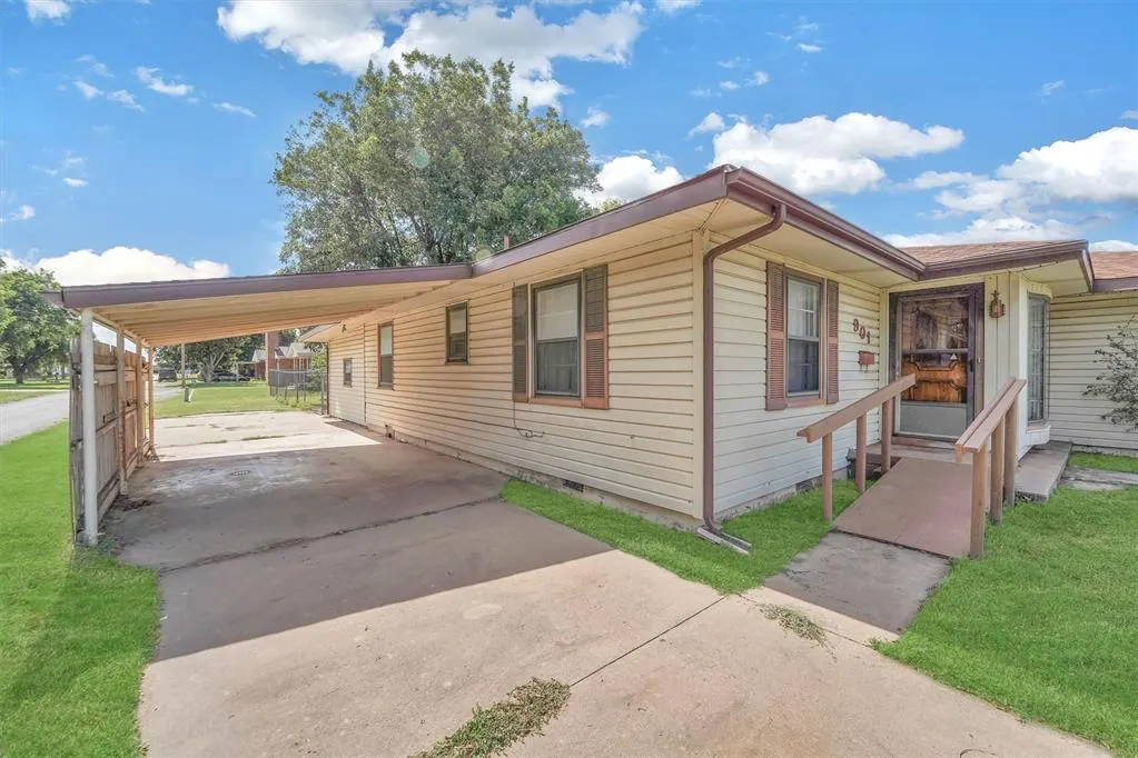 Photo 4 — 901 N N. Michigan Avenue, Mangum, OK 73554