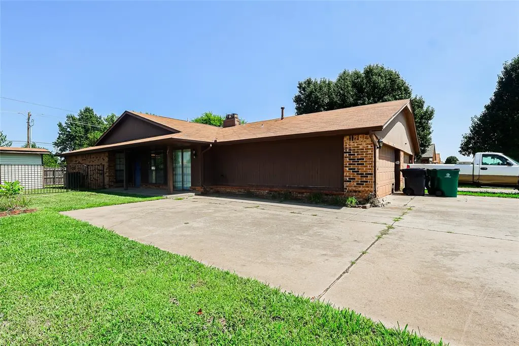 Photo 4 — 2443 SW 90th Place, Oklahoma City, OK 73159