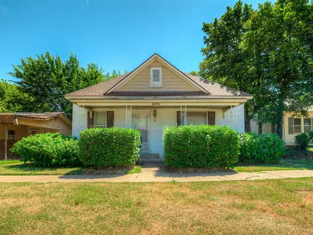 Front exterior — 208 N Cheyenne Avenue, Geary, OK 73040