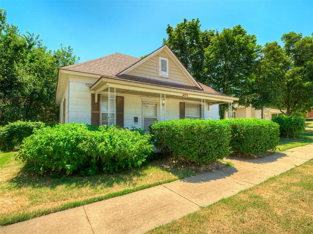 Photo 2 — 208 N Cheyenne Avenue, Geary, OK 73040