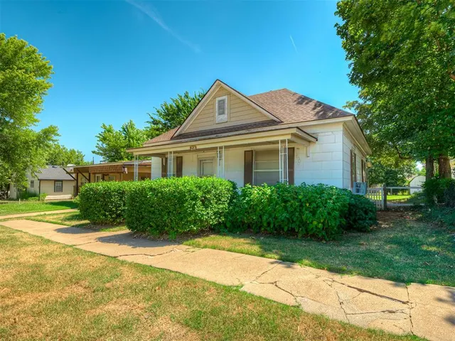 Photo 3 — 208 N Cheyenne Avenue, Geary, OK 73040
