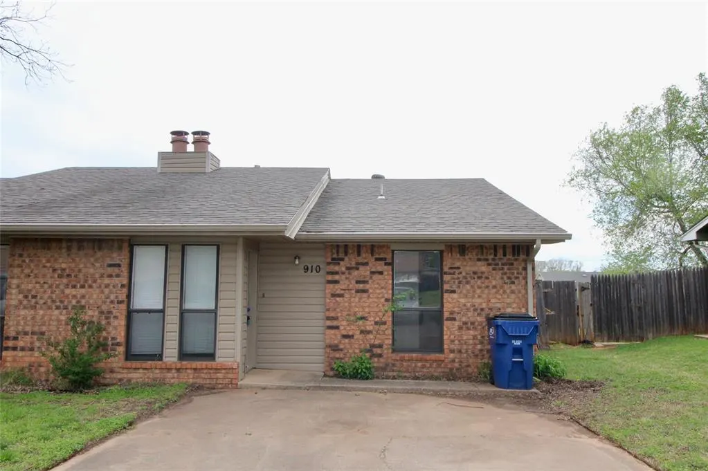 Front exterior — 910 Aspen Court, Noble, OK 73068