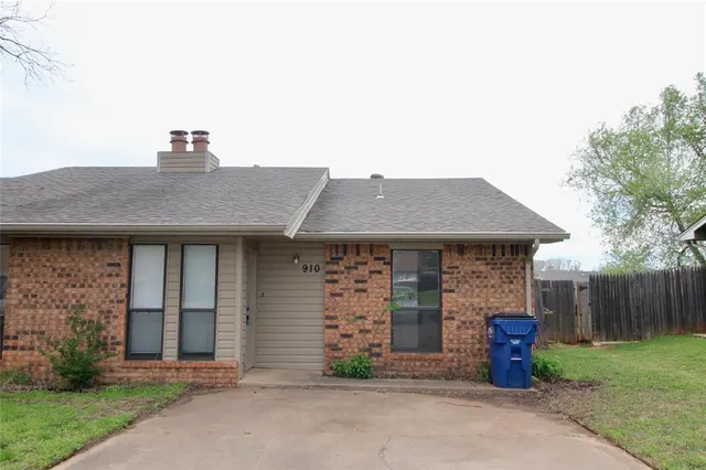 Front exterior — 910 Aspen Court, Noble, OK 73068
