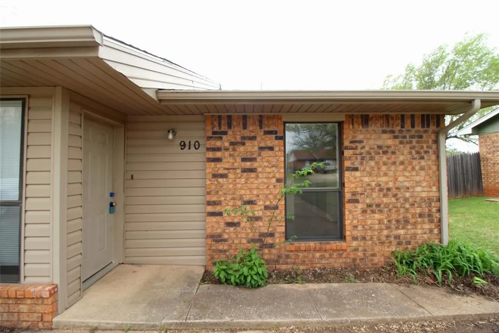 Photo 2 — 910 Aspen Court, Noble, OK 73068