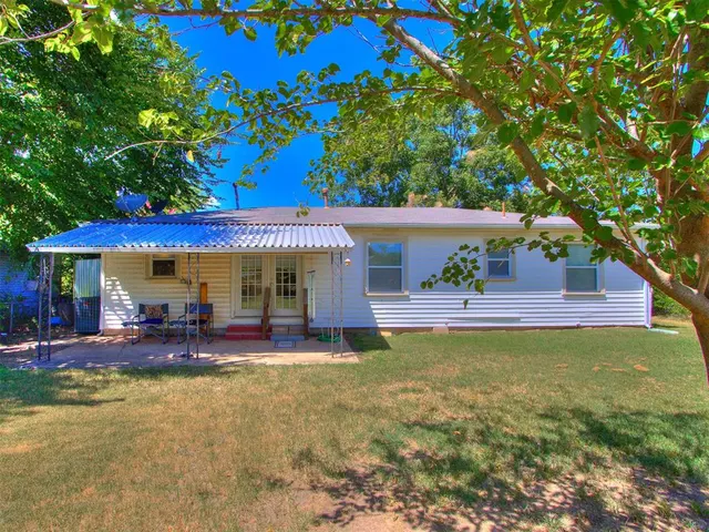 Photo 3 — 702 E Washington Street, Tecumseh, OK 74873