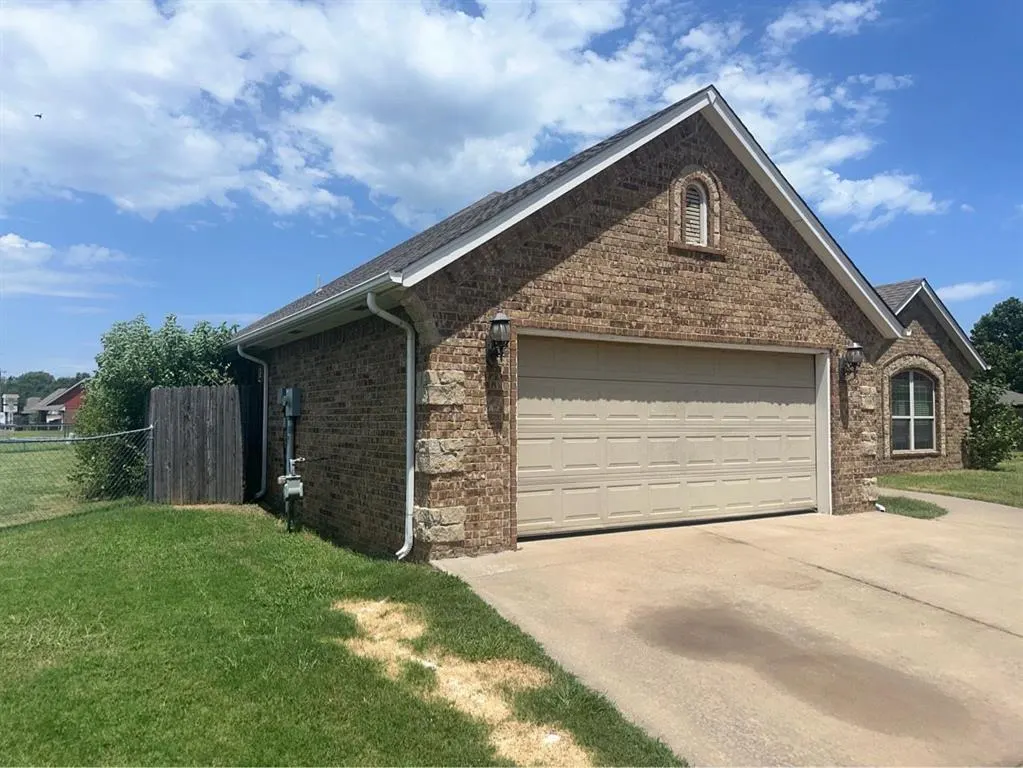 Photo 5 — 633 N Nebraska Avenue, Oklahoma City, OK 73117
