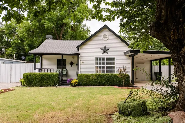 Front exterior — 801 N Oak Street, Pauls Valley, OK 73075