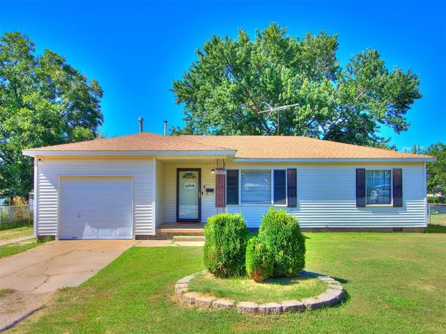 Front exterior — 707 E Washington Street, Tecumseh, OK 74873