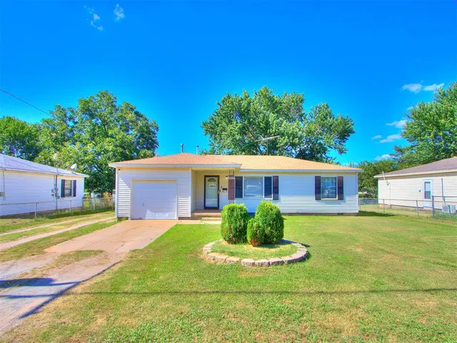 Photo 2 — 707 E Washington Street, Tecumseh, OK 74873
