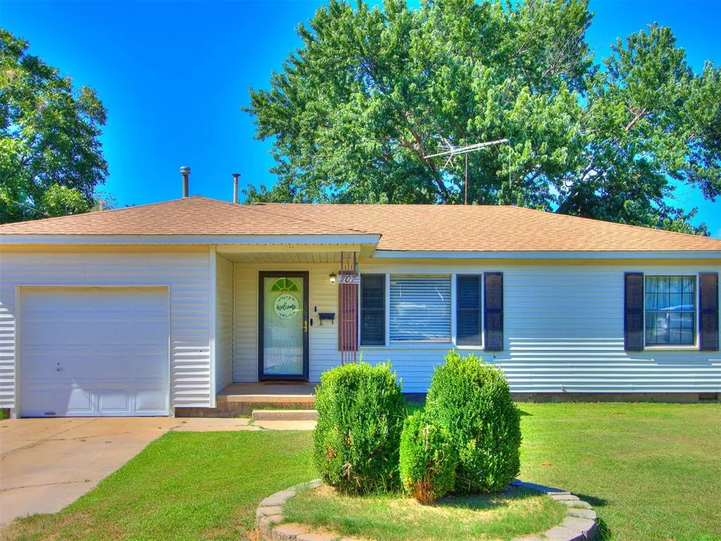 Photo 3 — 707 E Washington Street, Tecumseh, OK 74873