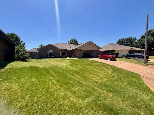 Photo 2 — 1716 Glacier Lane, Edmond, OK 73003