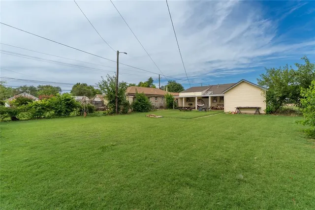 Photo 2 — 527 S 11TH Street, Clinton, OK 73601