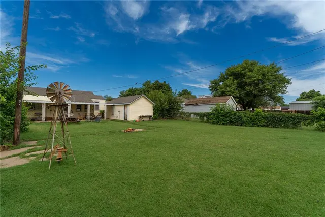 Photo 3 — 527 S 11TH Street, Clinton, OK 73601