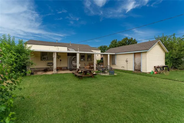 Photo 4 — 527 S 11TH Street, Clinton, OK 73601