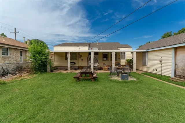 Photo 6 — 527 S 11TH Street, Clinton, OK 73601