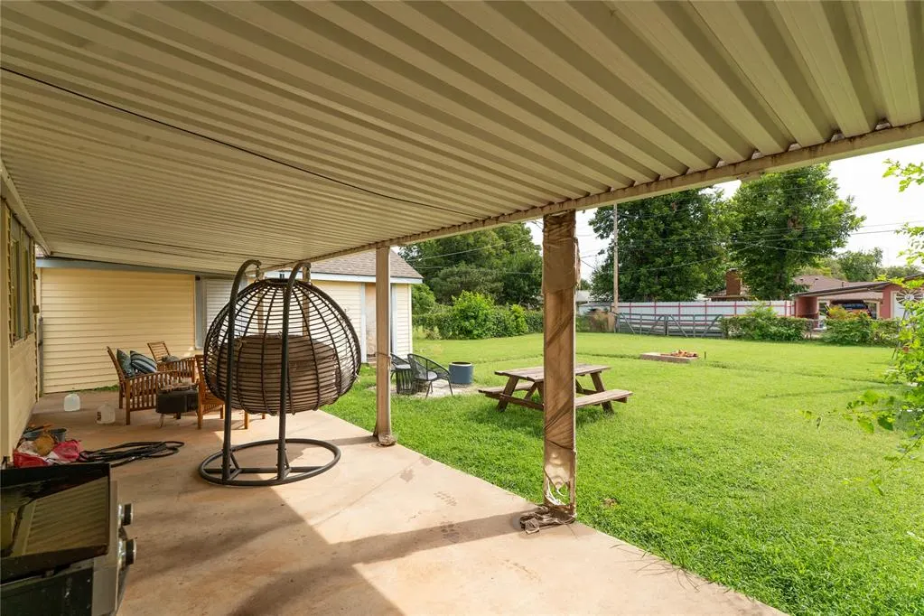 Photo 8 — 527 S 11TH Street, Clinton, OK 73601