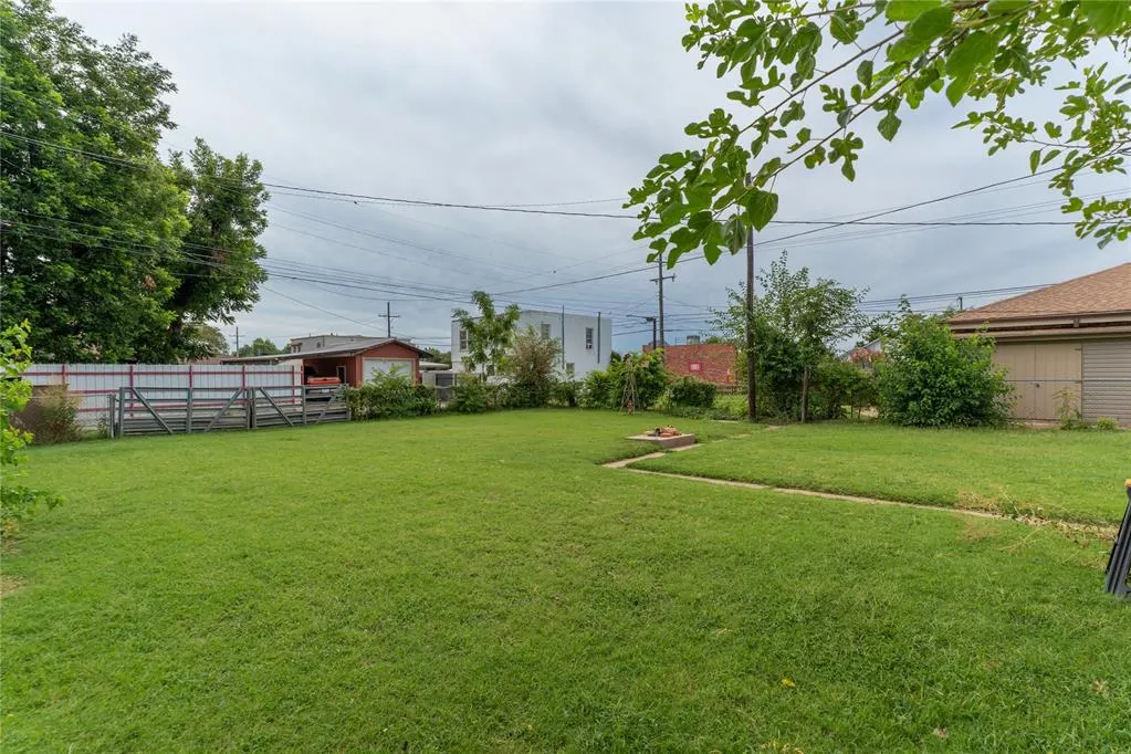 Photo 27 — 527 S 11TH Street, Clinton, OK 73601