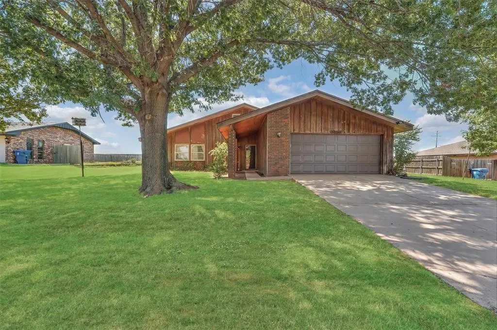 Photo 2 — 200 W Quail Drive, Cordell, OK 73632