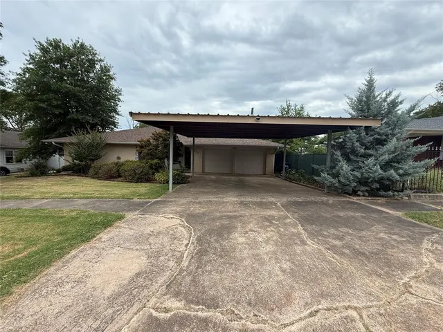 Photo 2 — 417 N University Street, Seminole, OK 74868