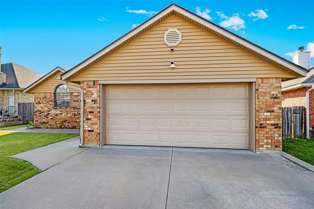 Photo 2 — 427 SW 80TH Street, Lawton, OK 73505