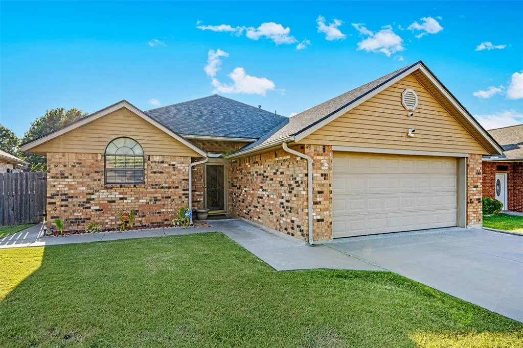 Photo 3 — 427 SW 80TH Street, Lawton, OK 73505