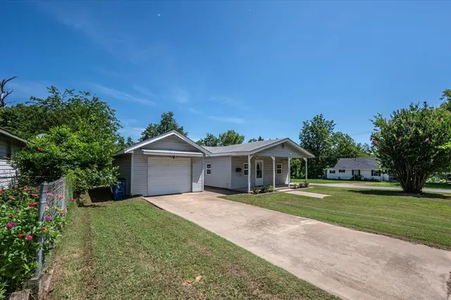 Front exterior — 601 W Main Street, Tecumseh, OK 74873